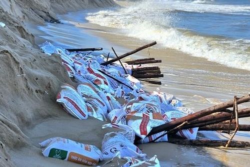 Sạt lở bất thường ở bãi biển đẹp nhất Quảng Bình