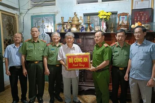 Thứ trưởng Nguyễn Văn Long tặng quà các gia đình chính sách