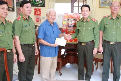 Thứ trưởng Lê Quốc Hùng chúc Tết các đồng chí nguyên Thứ trưởng và thắp hương tưởng nhớ các đồng chí cố lãnh đạo Bộ Công an