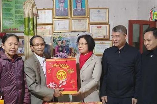 Đoàn đại biểu Quốc hội tặng quà Tết tại huyện Phú Xuyên