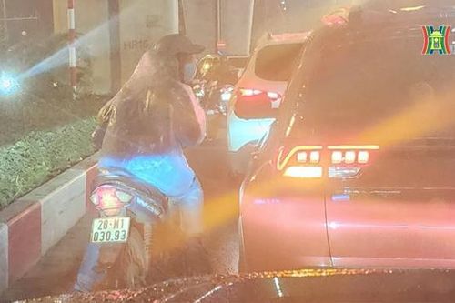 Triệu tập người đàn ông xin tiền tại các nút giao thông