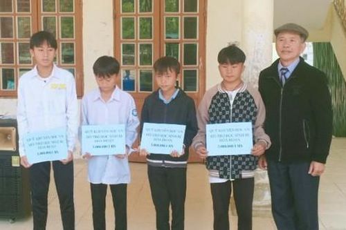 Hội Khuyến học tỉnh Sơn La hỗ trợ học sinh bị nạn vụ hỏa hoạn tại nhà ăn bán trú
