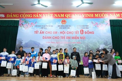 'Tết ấm cho em - Hội chợ Tết 0 đồng' mang lại hạnh phúc cho hàng trăm trẻ em tại Thanh Hóa