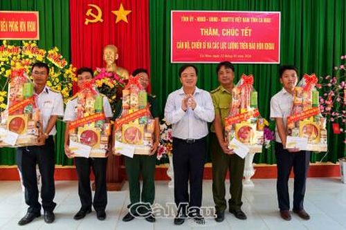 Chủ tịch UBND tỉnh thăm, chúc Tết tại đảo Hòn Khoai