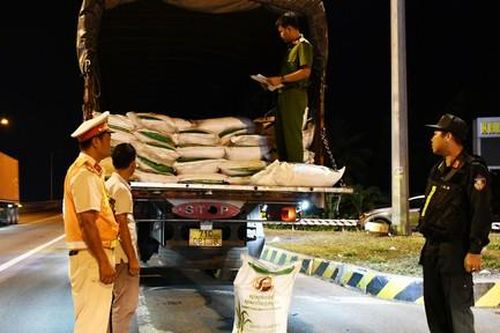 Tiền Giang: Phát hiện xe tải chở 17 tấn đường lậu từ Long An về Bến Tre