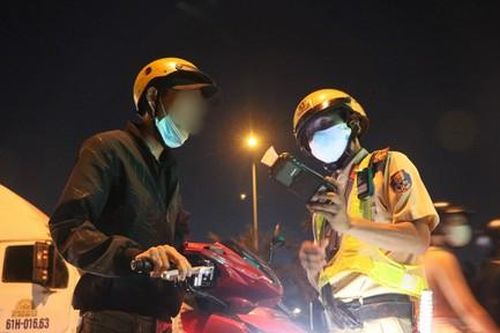 TP.Thủ Đức: Nhiều người 'quay xe' khi thấy CSGT đo độ cồn ở Khu công nghệ cao
