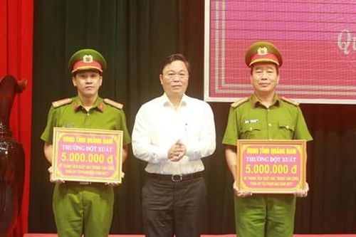Khen thưởng lực lượng Công an bắt nhanh 2 đối tượng cướp ngân hàng
