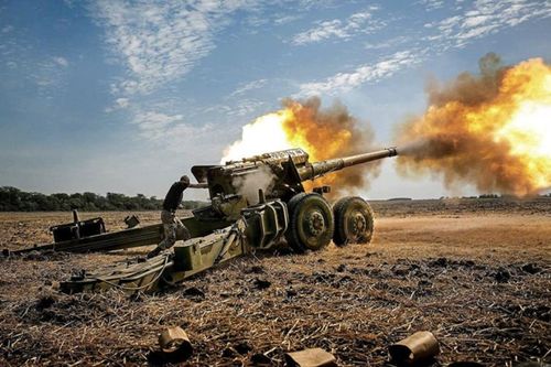Khoảnh khắc pháo binh Nga oanh tạc mục tiêu Ukraine