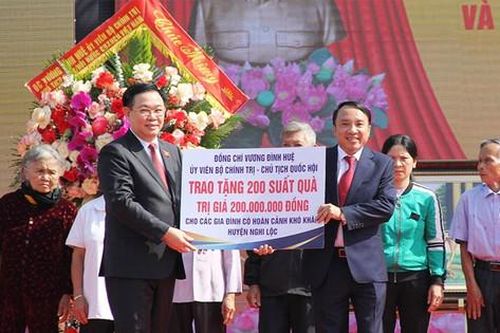 Chủ tịch Quốc hội Vương Đình Huệ trao quà Tết tặng các gia đình có hoàn cảnh khó khăn