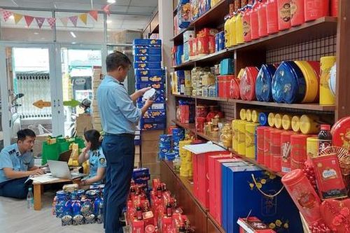 TPHCM: Thu giữ hàng trăm kg bánh kẹo không rõ nguồn gốc