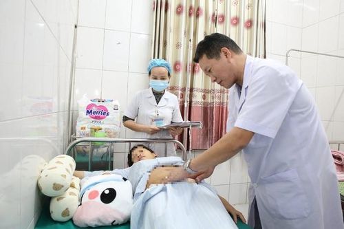 Cứu sống mẹ con sản phụ bị rau bong non thể nặng hiếm gặp