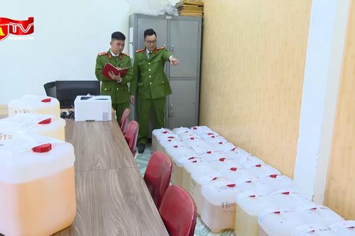 Giấu gần 1000 lít dung dịch và 363 dụng cụ sử dụng thuốc lá điện tử trong nhà trọ