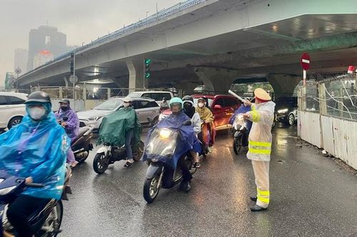 Mưa rét 8 độ C, CSGT Hà Nội căng mình phân luồng phương tiện