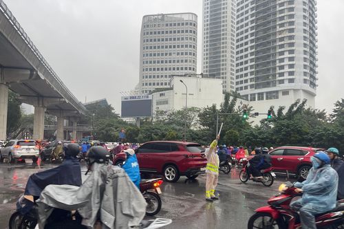 Cảnh sát giao thông căng mình trong giá lạnh điều tiết phân luồng giao thông