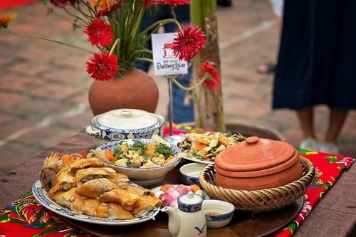 Mâm cỗ Tết ở Đường Lâm không thể thiếu gà mía, canh bóng, cá kho