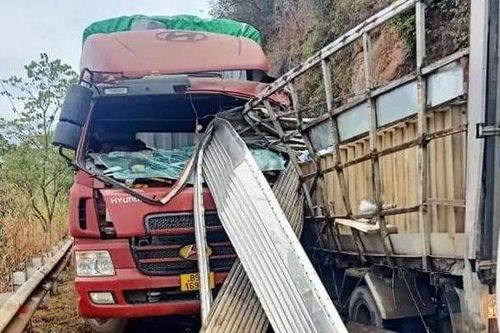Tai nạn giao thông mới nhất23/1/2024:Xe tải đâm nhau, 2 tài xế mắc kẹt trong cabin