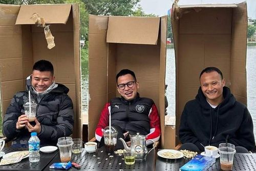 Trọng Hoàng và bạn bè ngồi cafe kiểu đặc biệt giữa trời giá rét, dân mạng ngả nghiêng vì 'không nhịn được cười'