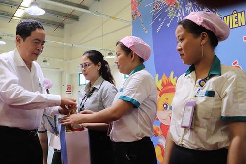 Phó Chủ tịch Thường trực Quốc hội chúc Tết, tặng quà tại Hậu Giang