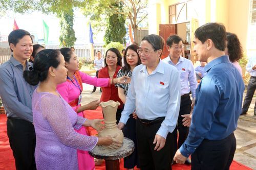 Phó Chủ tịch Quốc hội Nguyễn Đức Hải thăm, tặng quà Tết cho bà con dân tộc Chăm tỉnh Bình Thuận