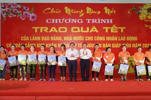 Phó Chủ tịch Quốc hội Nguyễn Khắc Định thăm, tặng quà tại Khánh Hòa
