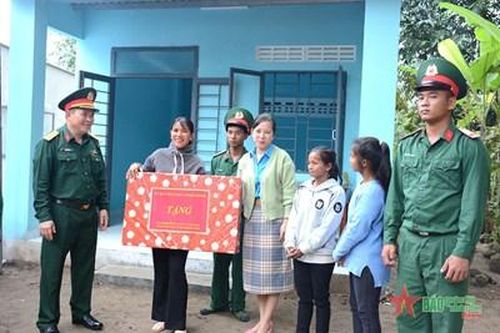 Xuân ấm tình quân dân