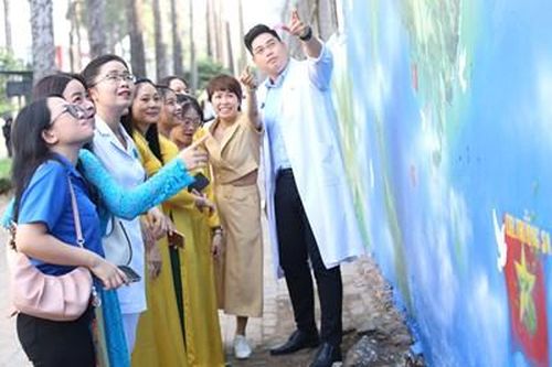 Để Việt Nam luôn tươi đẹp trong bích họa