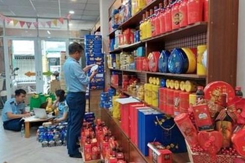Hàng loạt thực phẩm không xuất xứ, không hạn sử dụng suýt ra thị trường Tết