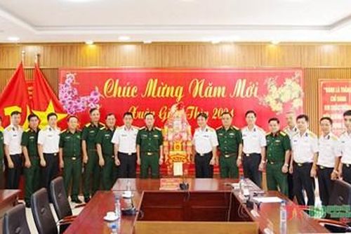 Trung tướng Trần Hoài Trung thăm, chúc Tết Vùng 2 Hải quân