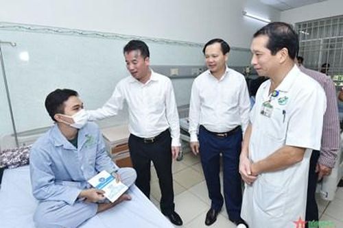 Bảo hiểm xã hội Việt Nam tặng quà trường hợp hoàn cảnh khó khăn tại Bệnh viện Quân y 175 và TP Hồ Chí Minh