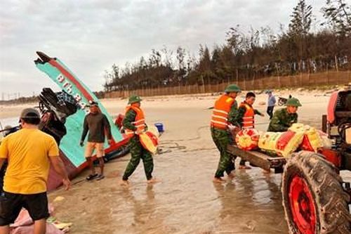 Đồn Biên phòng Tân Thành: Cử 10 cán bộ tham gia cứu hộ tàu cá bị nạn
