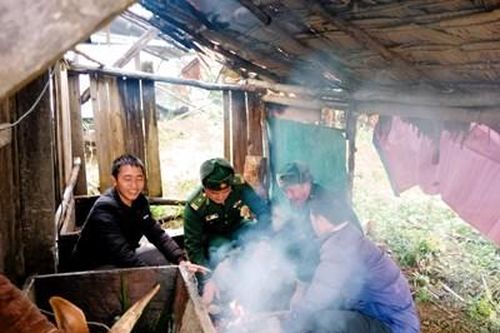 Trời rét đậm, rét hại, Bộ đội Biên phòng giúp dân chống rét cho người và vật nuôi