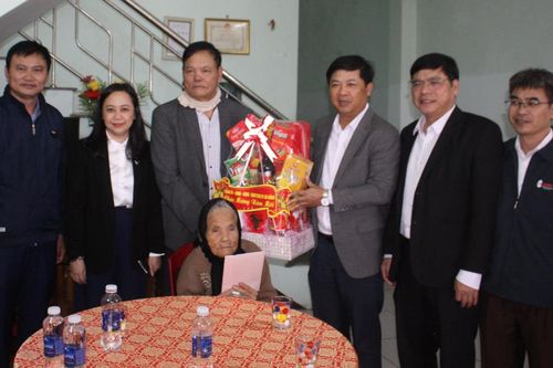 Lãnh đạo HĐND thành phố Đà Nẵng thăm, chúc Tết các gia đình chính sách tại Q.Cẩm Lệ