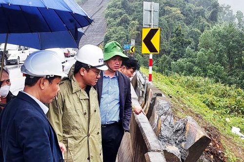 Ủy ban ATGT Quốc gia thăm và hỗ trợ các nạn nhân trong vụ TNGT trên đường Hồ Chí Minh đoạn La Sơn – Túy Loan
