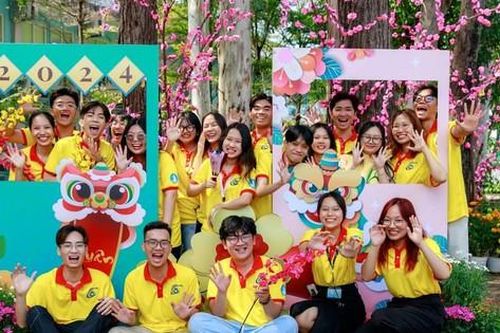 Mừng Xuân Giáp Thìn 2024, hiệu trưởng xuống bếp đúc bánh xèo, tiếp đãi sinh viên