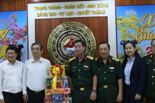 Lãnh đạo TPHCM chúc tết cán bộ, chiến sĩ Quân đoàn 4, Mẹ Việt Nam Anh hùng