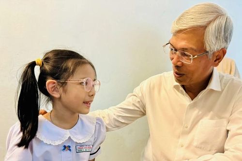 Lãnh đạo TPHCM thăm, tặng quà tết người khó khăn, trẻ mồ côi do dịch Covid-19