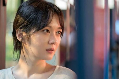 Thấy đôi tất cũ rách trong tủ, tôi định vứt thì anh òa khóc
