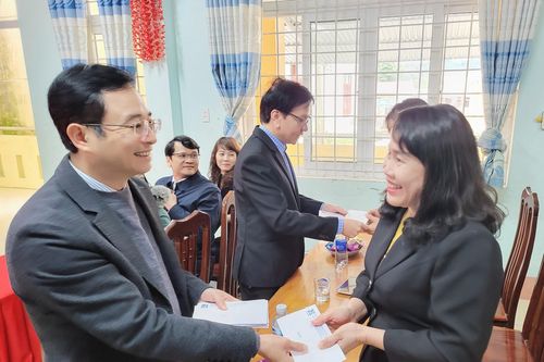 Gần 100 suất quà đến với giáo viên và học sinh Quảng Bình trước Tết Nguyên đán