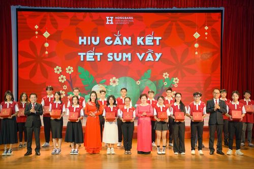 Trường ĐH Quốc tế Hồng Bàng trao hơn 15.000 phần quà Tết cho sinh viên