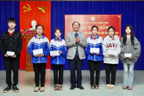 Trao học bổng đến học sinh khó khăn ở Quảng Bình