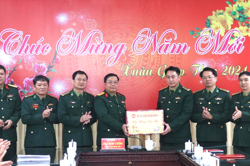 Phó Tư lệnh Quân khu 4 thăm, chúc tết cán bộ, chiến sĩ BĐBP Thừa Thiên Huế