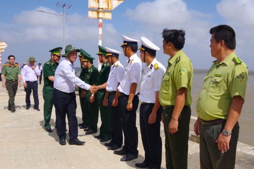 Chủ tịch UBND tỉnh Cà Mau thăm, chúc tết các đồn Biên phòng và các đơn vị trên đảo Hòn Khoai