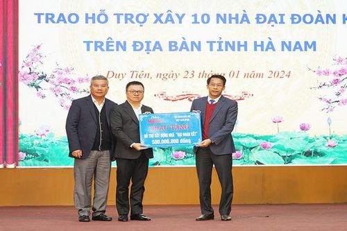 Báo Nhân Dân trao tặng kinh phí xây dựng nhà đại đoàn kết cho các hộ nghèo và trao quà tại Hà Nam