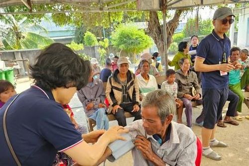 Doanh nghiệp Hàn Quốc khám, chữa bệnh và phát thuốc cho đồng bào dân tộc tại Ninh Thuận