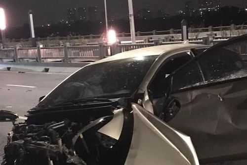 Hai ô tô biến dạng trên cầu Vĩnh Tuy sau cú va chạm