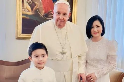 Con trai và vợ cũ Đan Trường diện kiến Giáo hoàng Francis