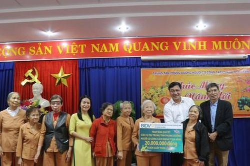 Báo Tiền Phong và Ngân hàng BIDV thăm, tặng quà người có công với cách mạng
