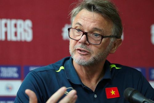 HLV Troussier muốn các cầu thủ thi đấu vì màu cờ sắc áo