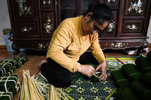 Vợ chồng 30 năm gói bánh chưng Tết nuôi cả gia đình