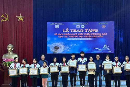 45 tủ sách nhân ái được trao tới 3 trường học tại Bắc Kạn